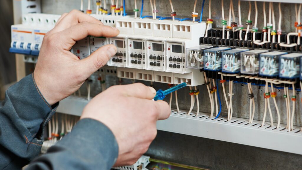 Cuadro eléctrico complejo montado con diferenciales y magnetotérmicos