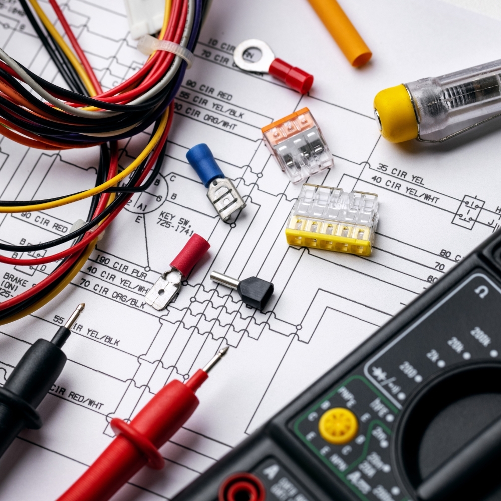 Herramientas y materiales de electricista profesional sobre esquema eléctrico
